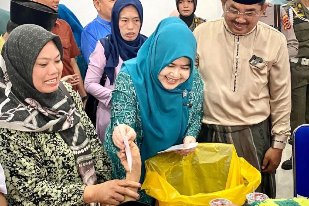 Bupati dan Ketua TP-PKK Tanjab Barat iringi anak sunatan massal naik becak