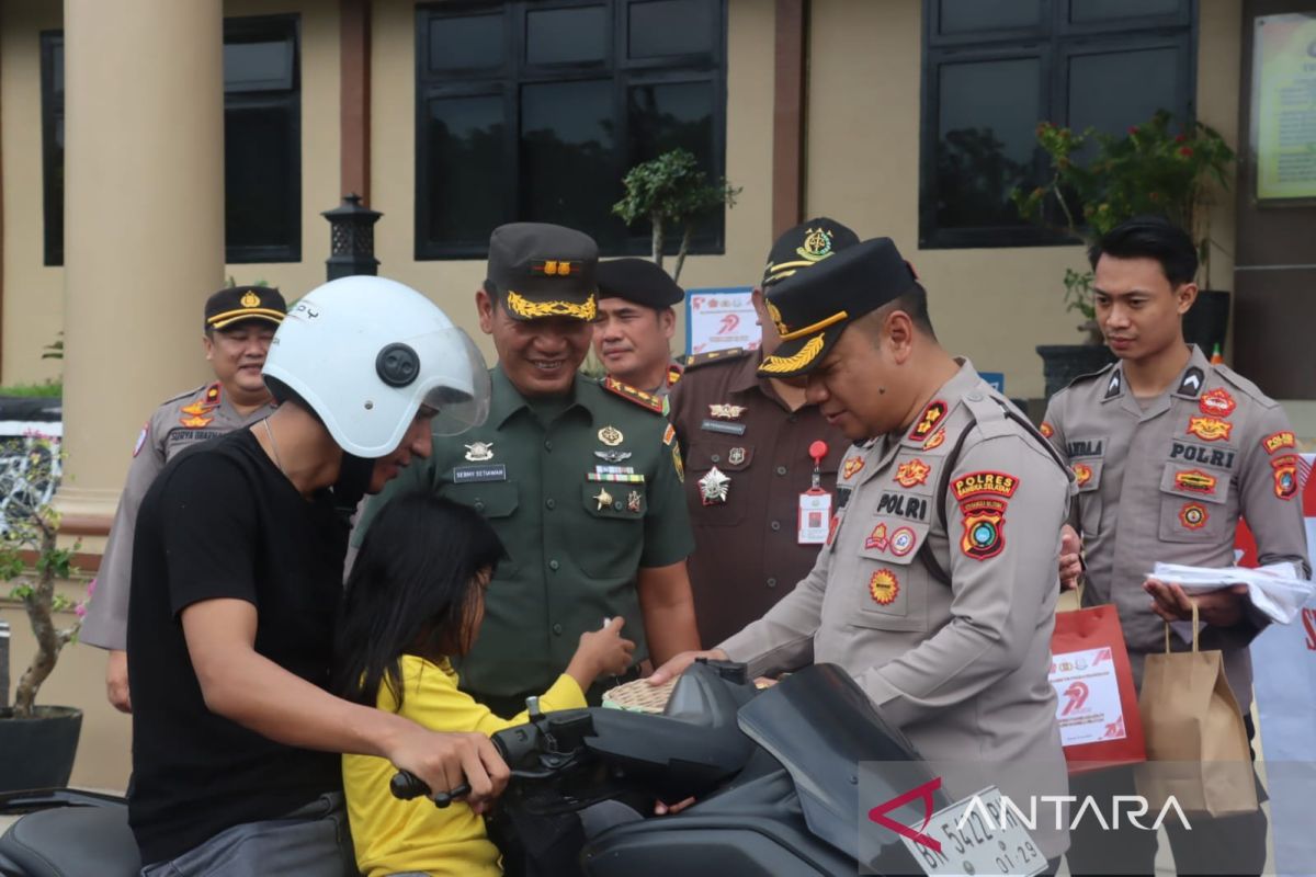 TNI-Polri dan Kejaksaan di Bangka Selatan bagikan bingkisan kepada masyarakat