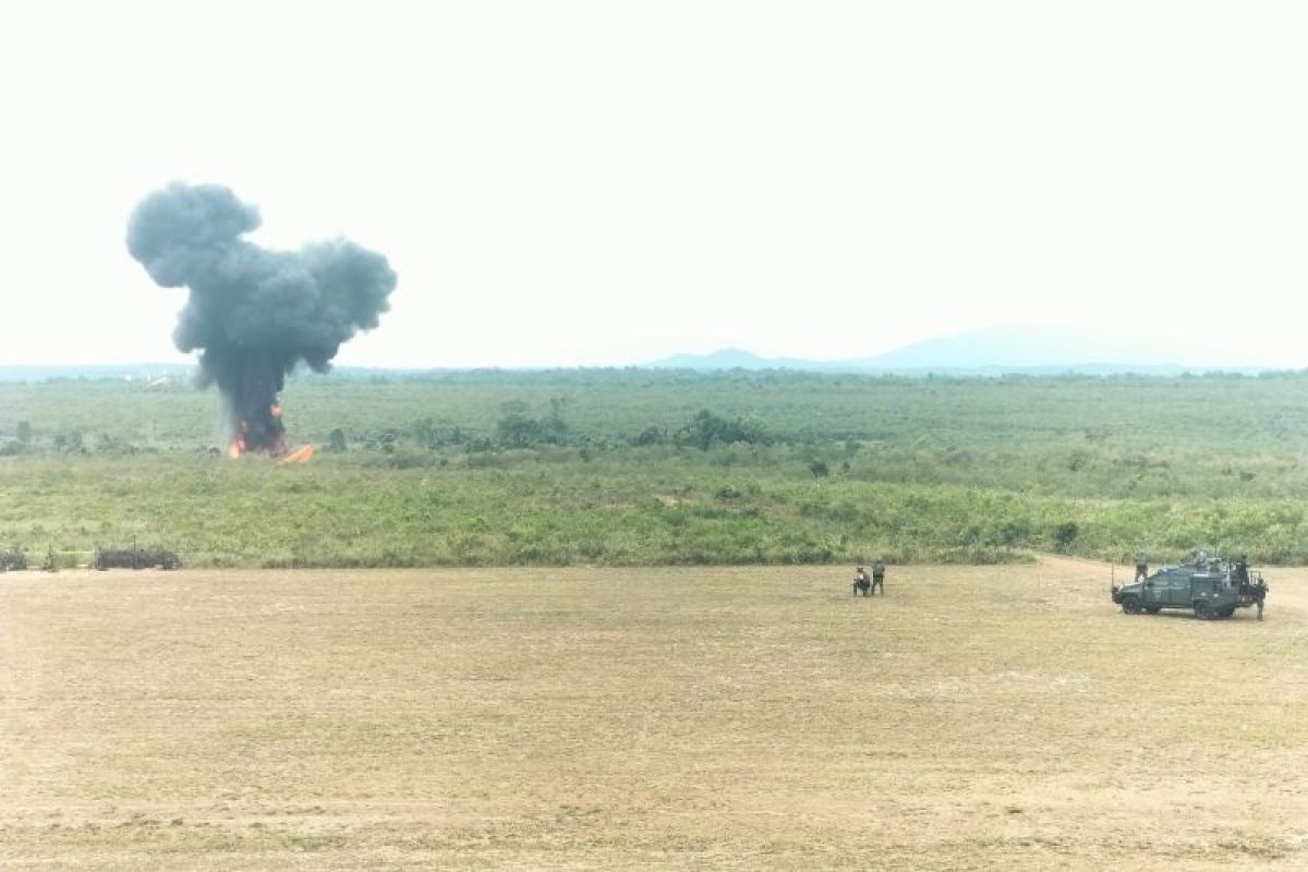 TNI AU simulasi hancurkan musuh dengan drone Kamikaze dan jet tempur
