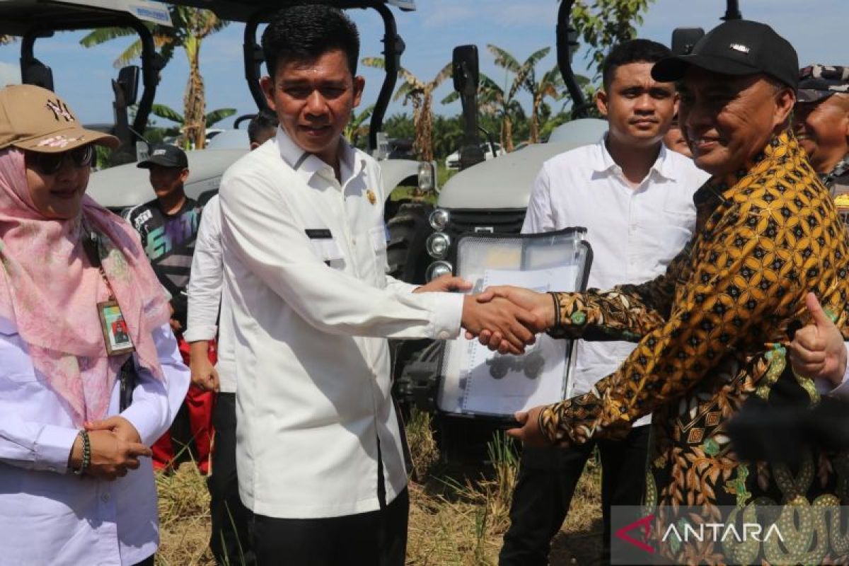 Kementan bantu petani Mukomuko 12 traktor roda empat
