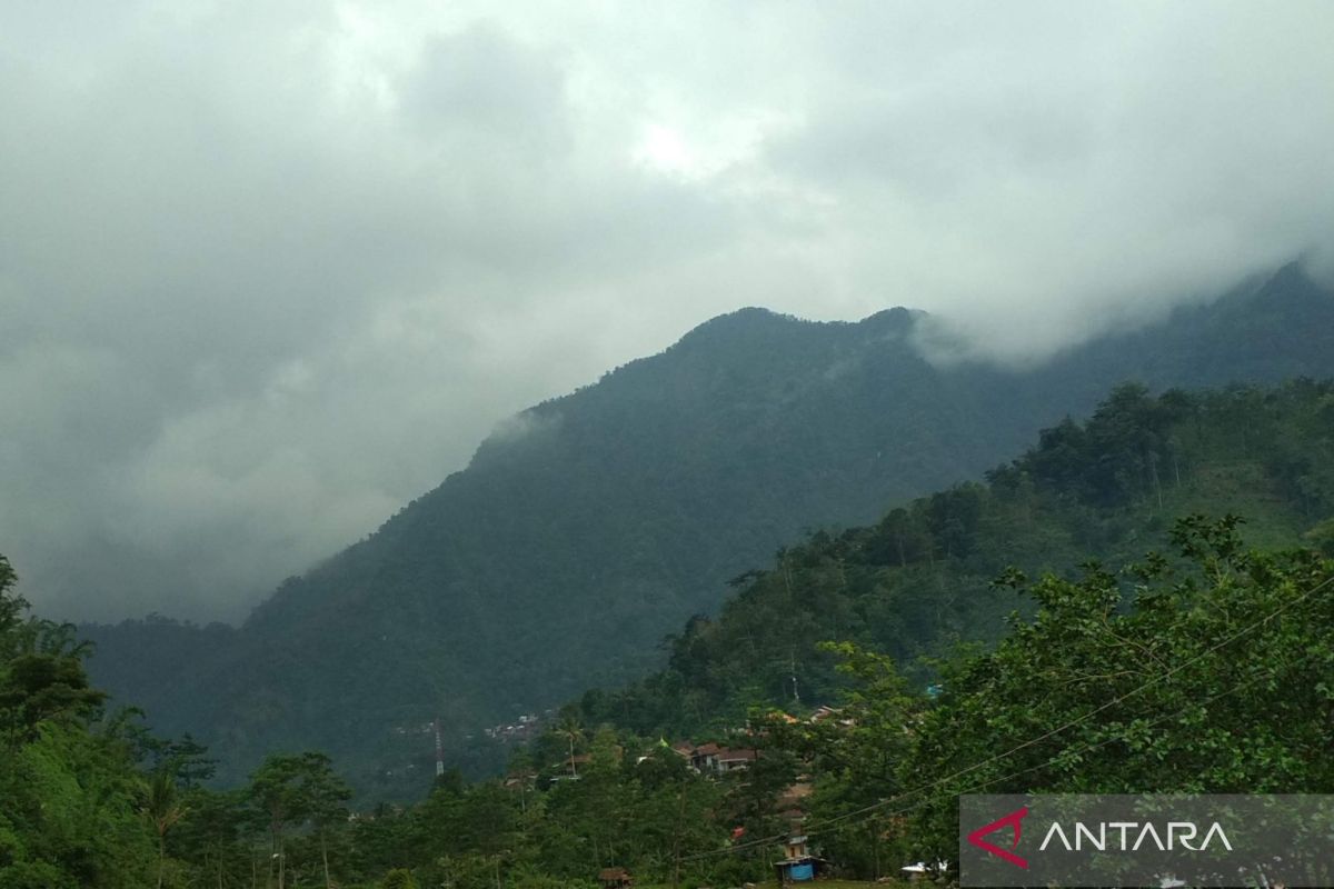 Basarnas lakukan pencarian pendaki gunung di Kudus yang terjatuh
