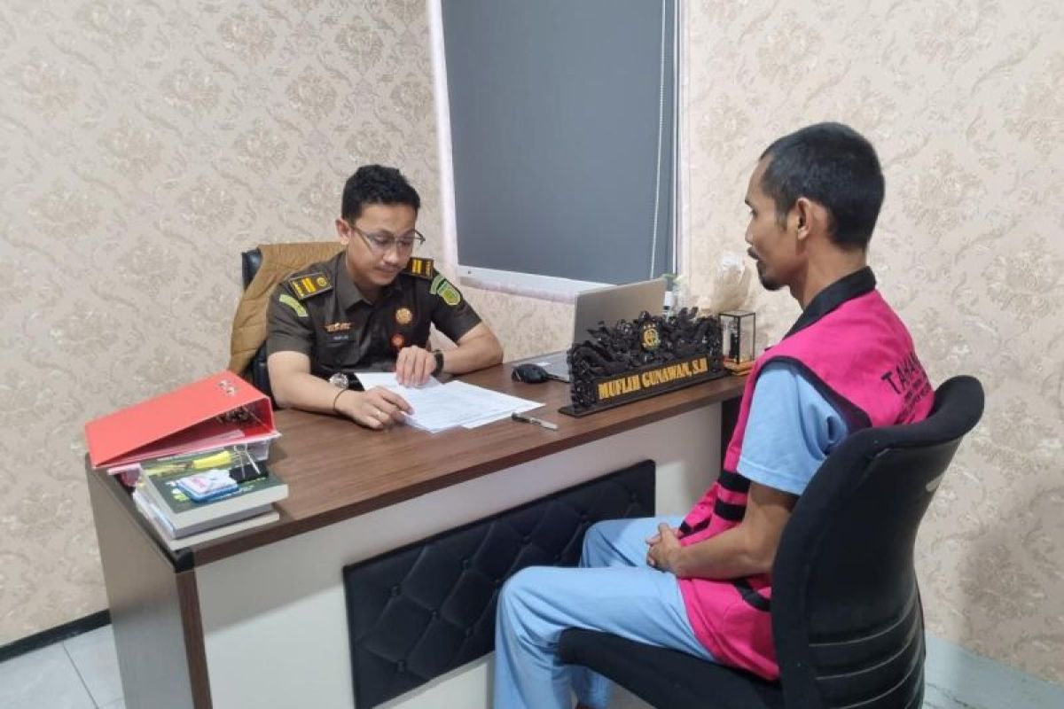 Kejari Batam limpahkan tersangka kasus korupsi ke penuntut umum