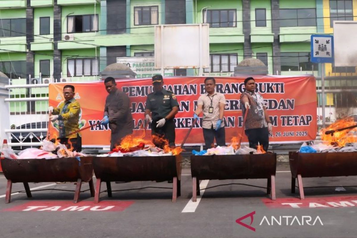 Kejari Medan musnahkan barang bukti dari ratusan perkara yang telah inkrah