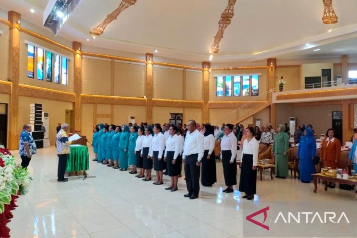 Dominggus Mandacan lantik pengurus PKK dan pembina posyandu