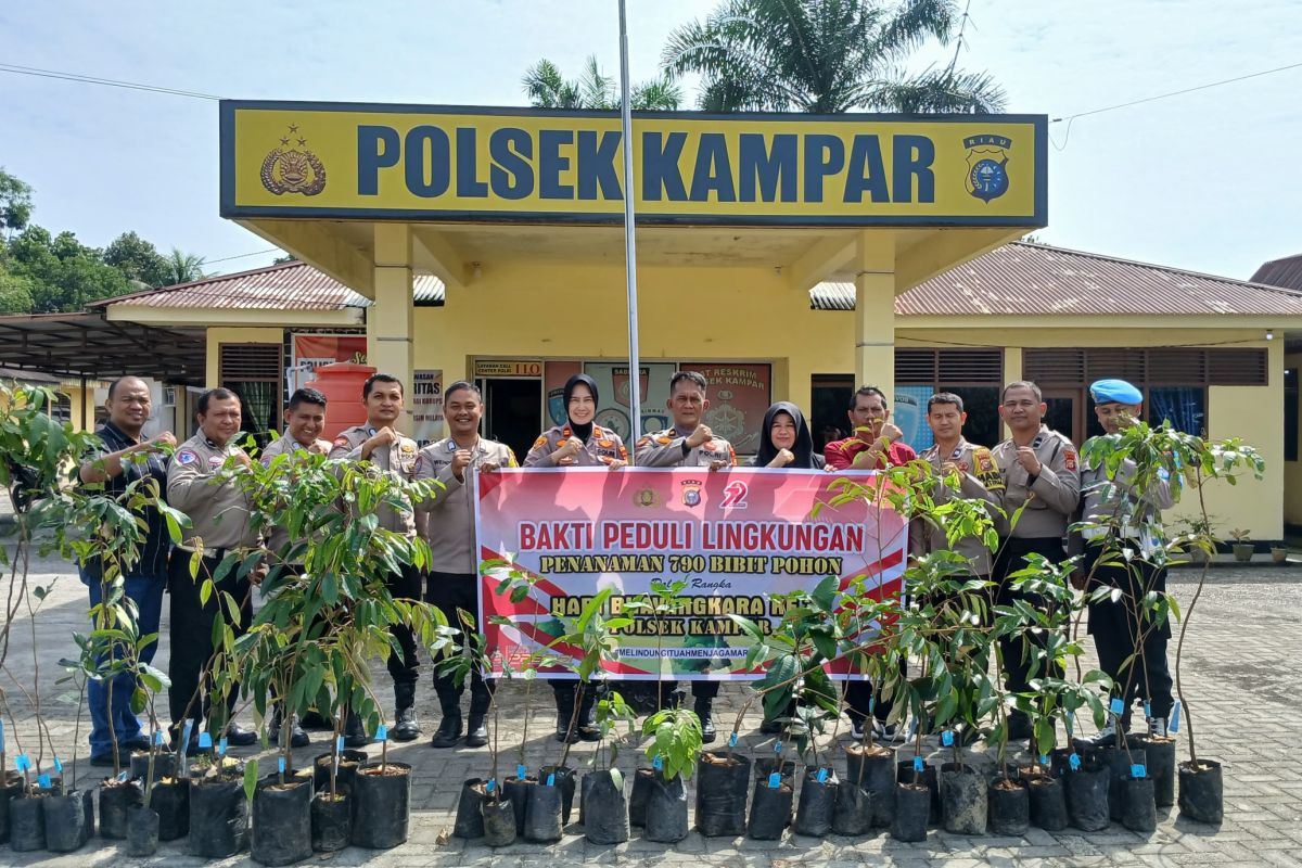 Polsek Kampar tanam 50 bibit pohon unggul