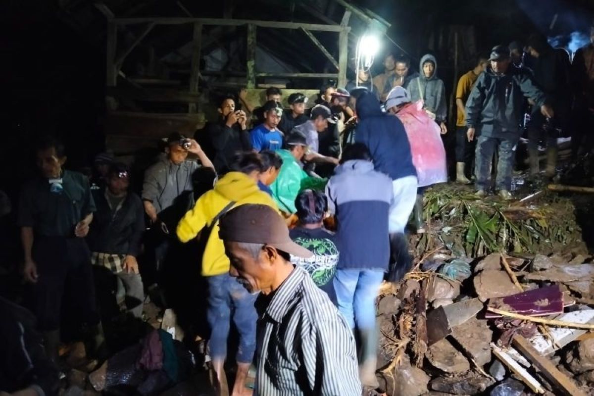 Satu keluarga tewas tertimbun tanah longsor di Cisewu
