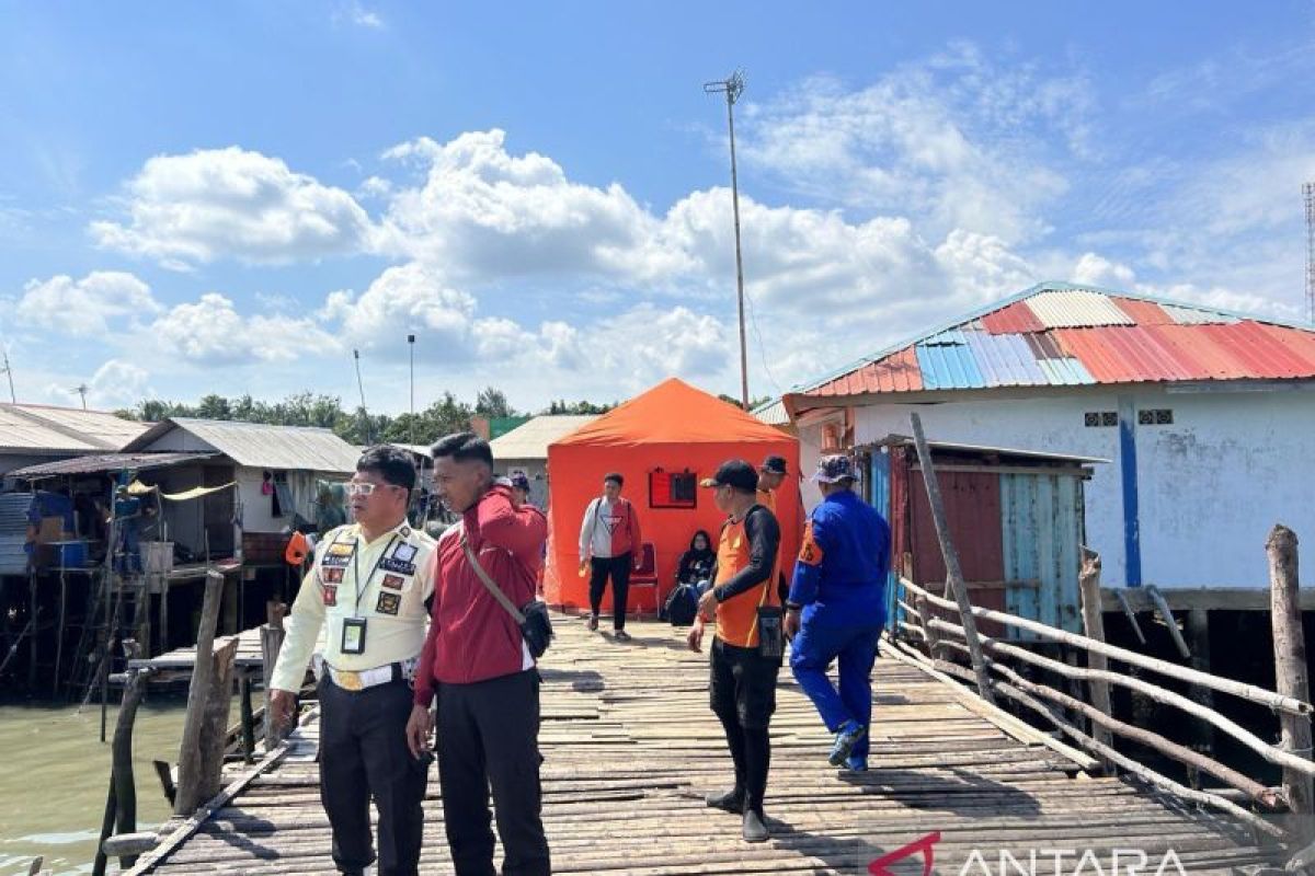 Boat capsizes near Batam: 10 survive, 3 soccer players still missing