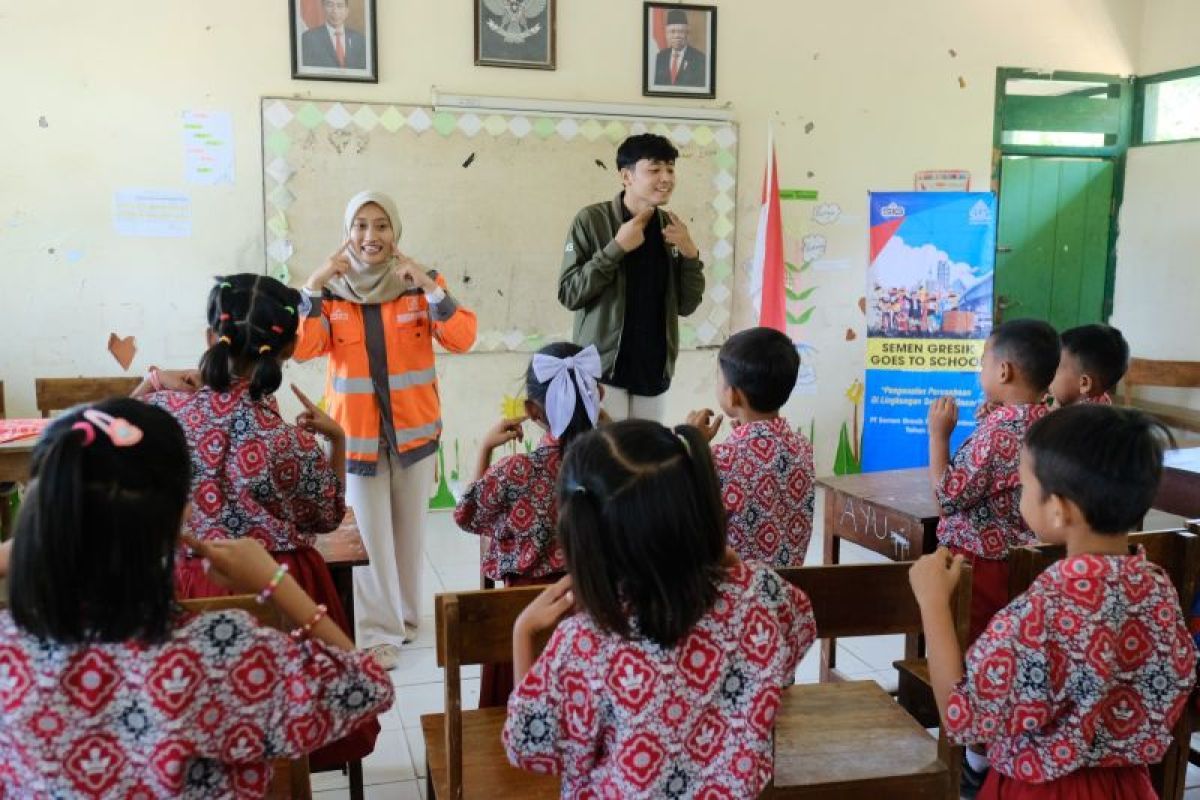 Semen Gresik hadir di 11 SD di Kabupaten Rembang dan Blora