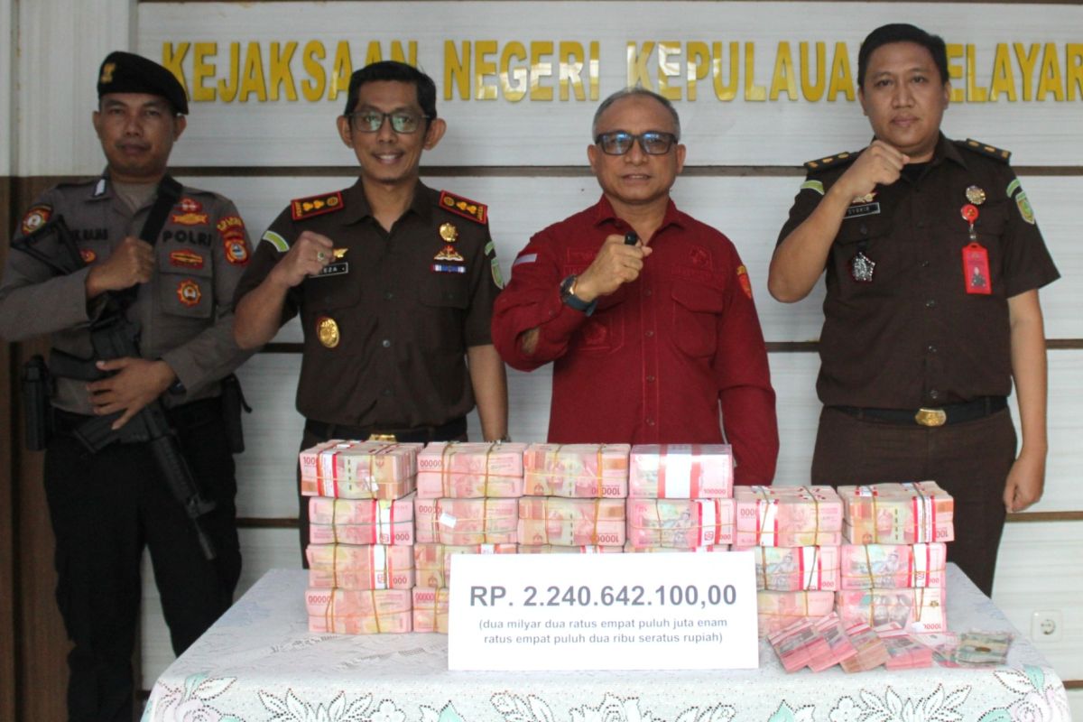 Kejari Selayar terima pengembalian uang kerugian negara sebesarRp2,2 miliar