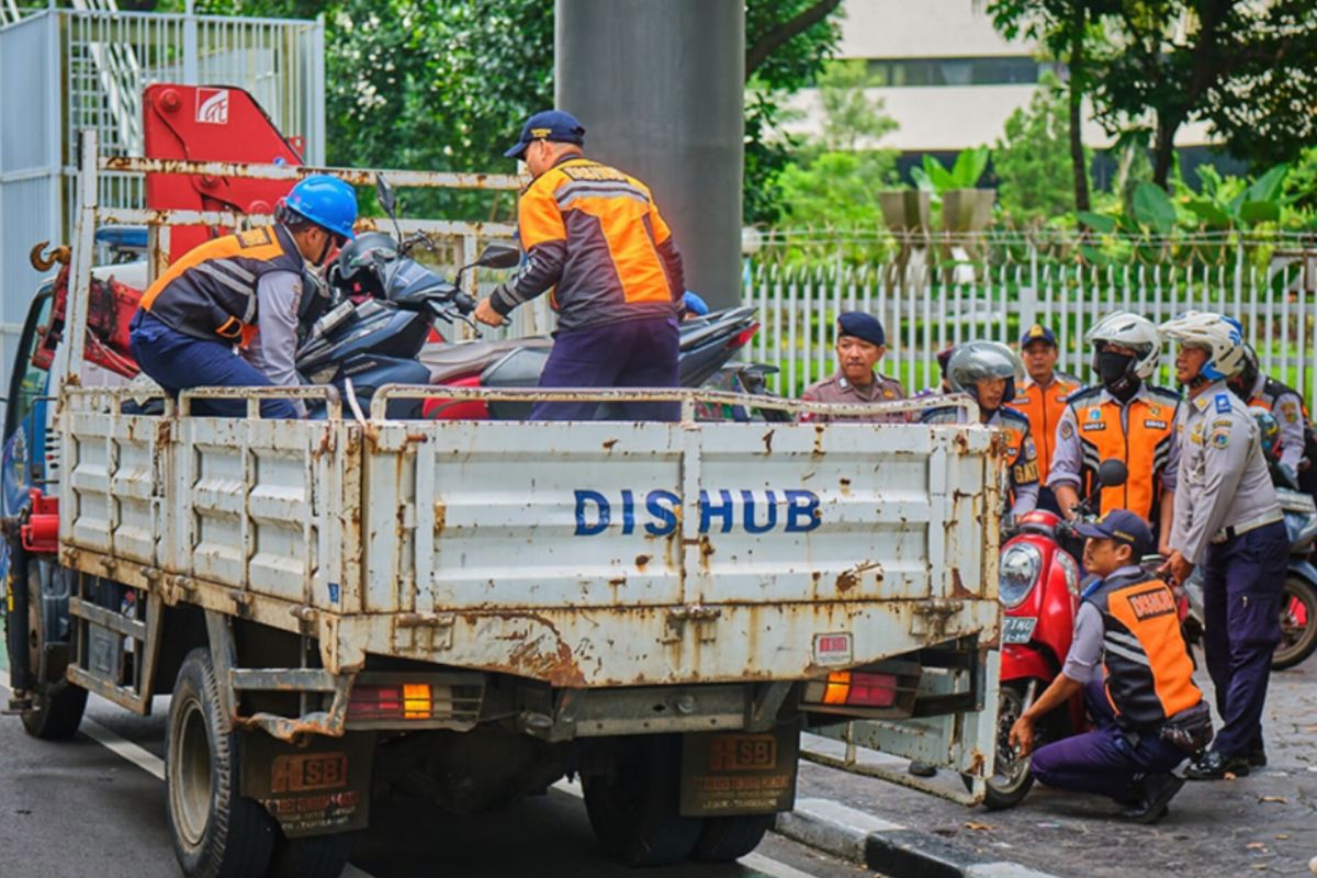 Dishub Jaksel tindak kendaraan yang parkir liar di Panglima Polim