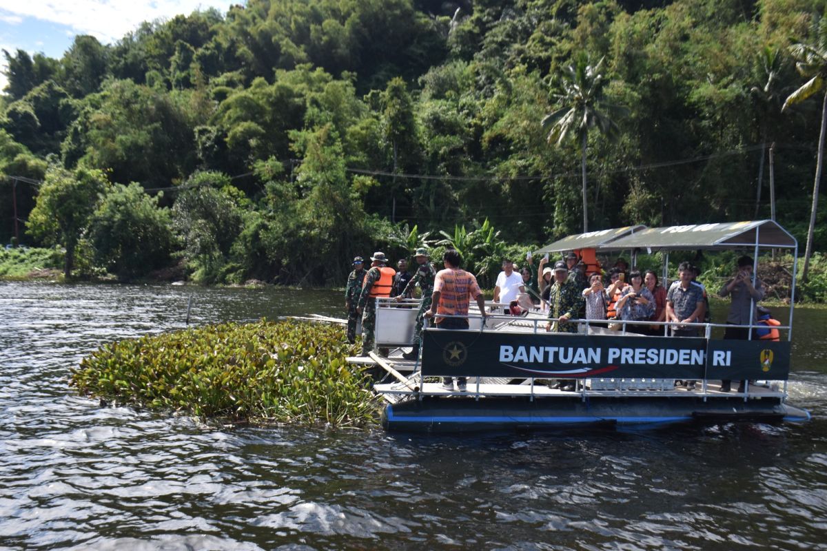 TNI dan masyarakat bersihkan eceng gondok di Danau Tondano