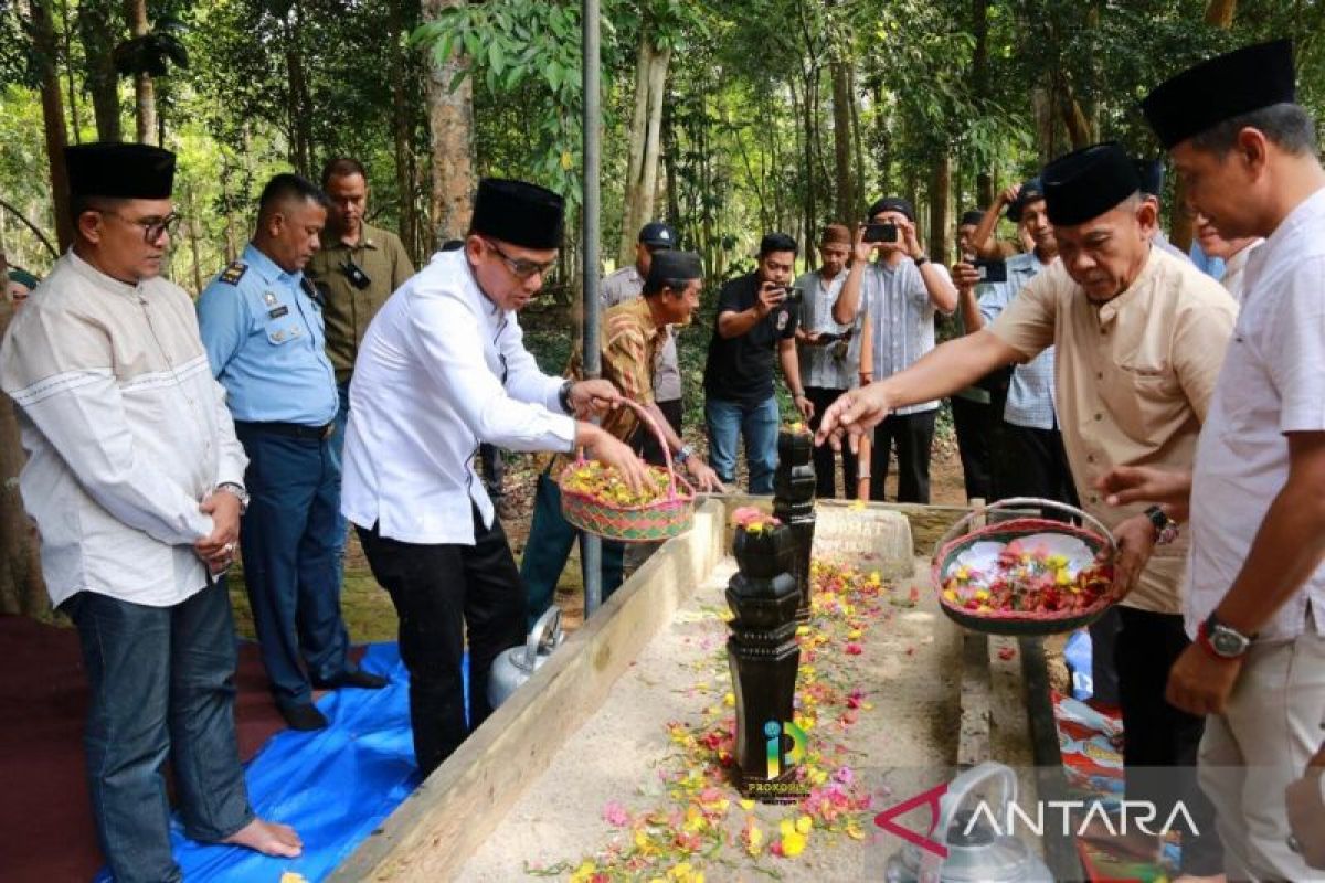 Bupati Belitung ziarah ke makam pendiri kota Tanjungpandan