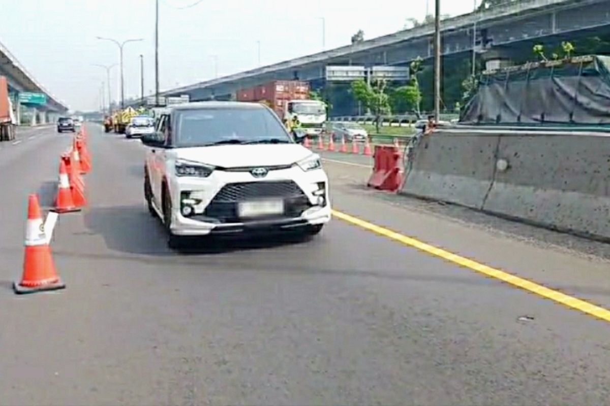 Petugas terapkan contraflow di Tol Jakarta-Cikampek atasi kepadatan lalu lintas