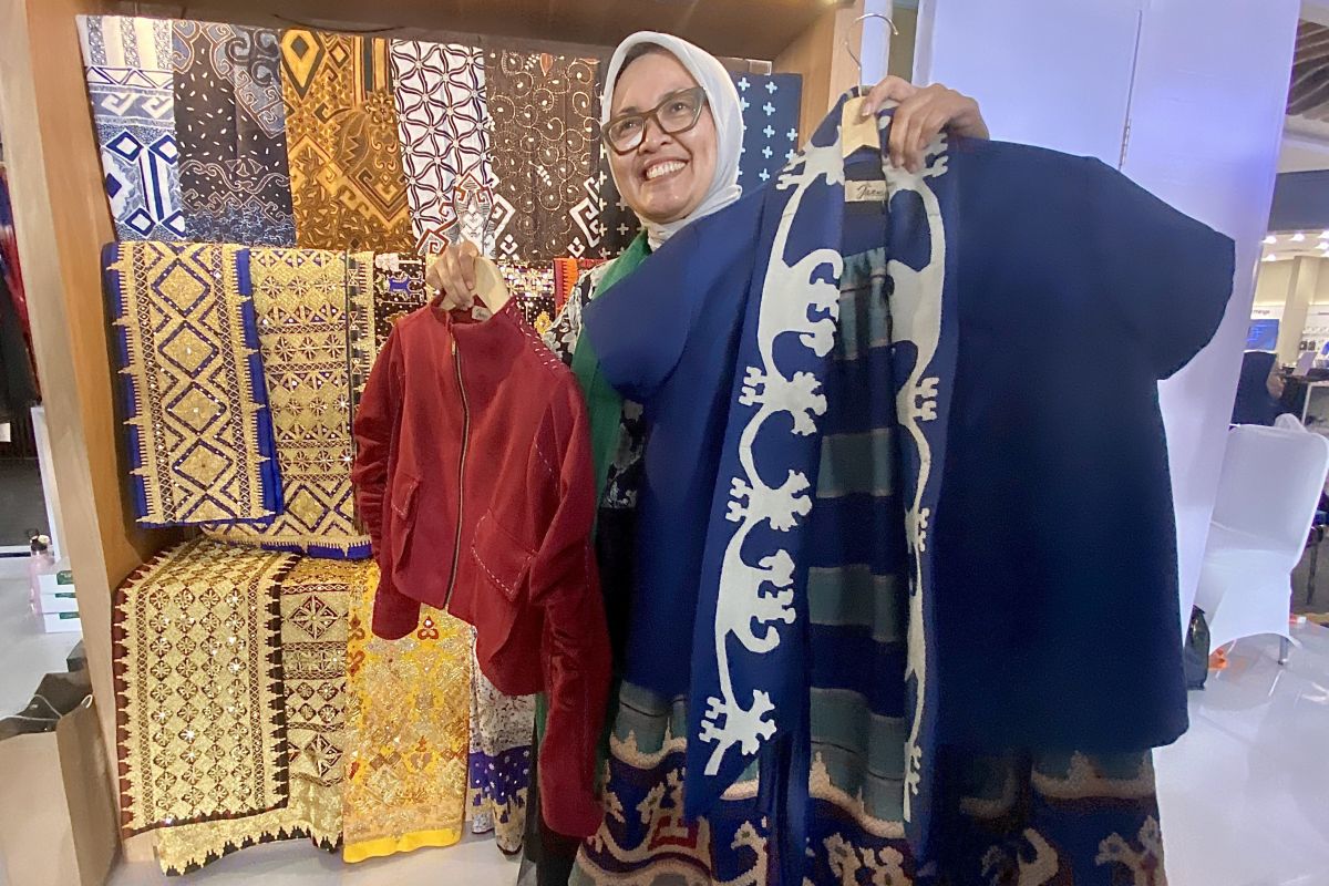 Perempuan UMKM yang ingin menjahit perubahan lewat tapis dan batik