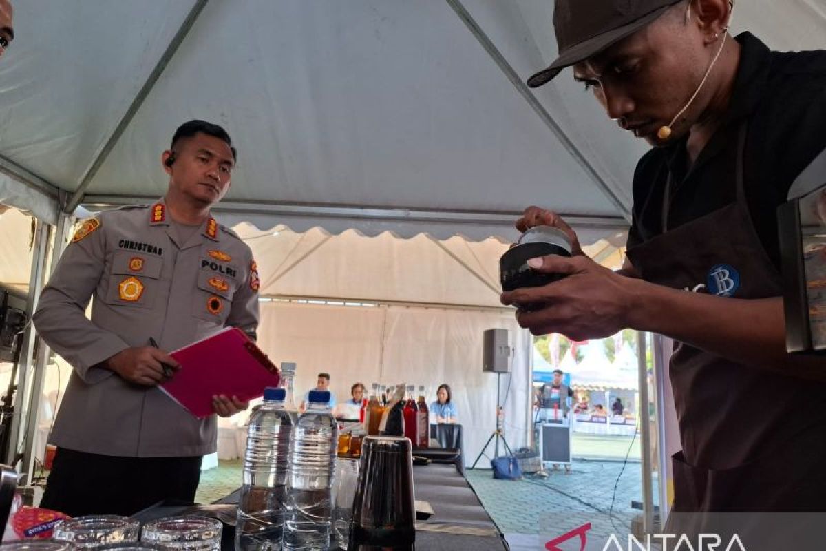 Sejumlah peserta meramaikan Lomba Barista yang digelar BI NTT di Kupang