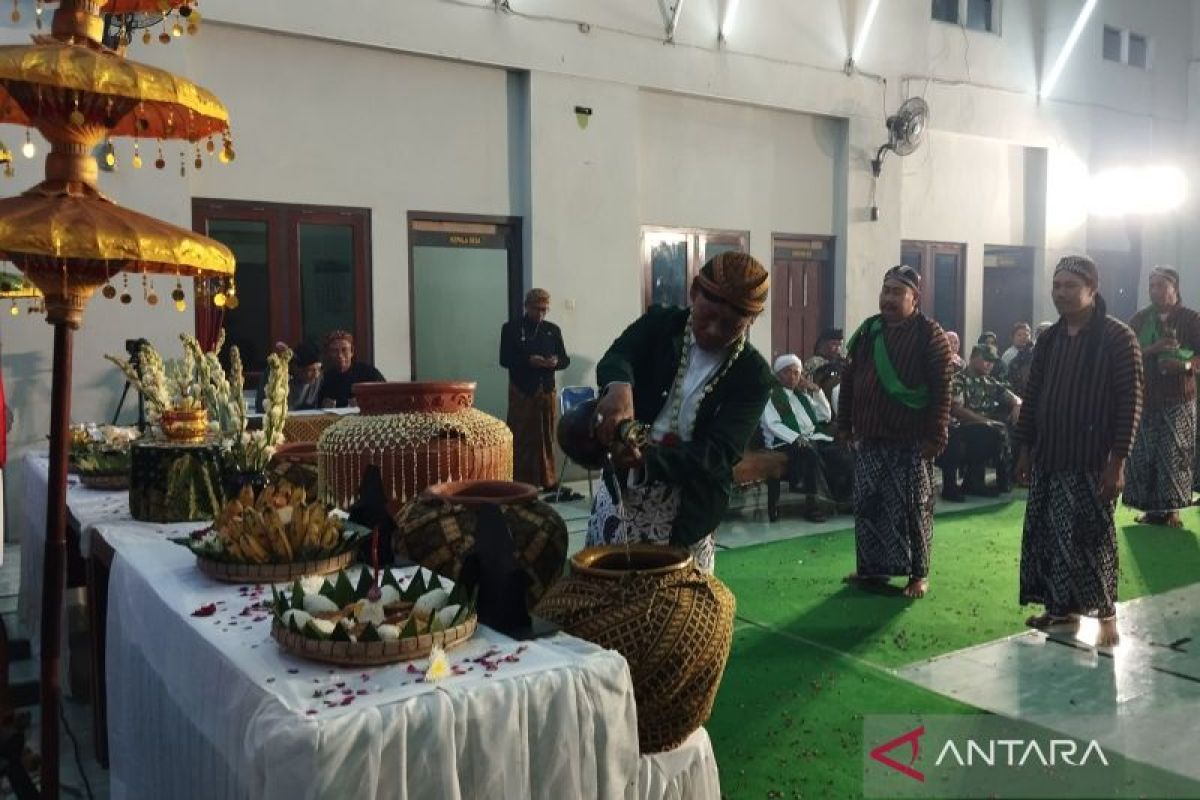 Warga Kudus gelar kirab air empat punden sambut Tahun Baru Islam