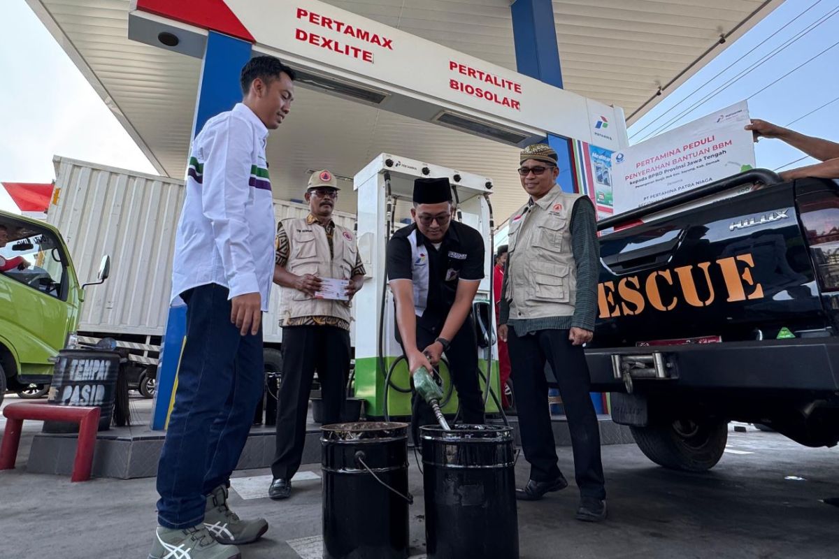 Pertamina dan Hiswana  bantu 1.500 liter BBM atasi rob Sayung Demak
