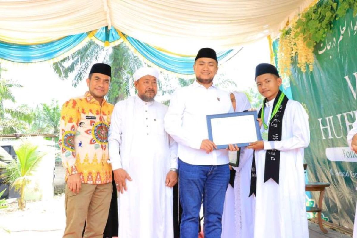 Bupati Labura :  Anak pesantren adalah orang yang beruntung
