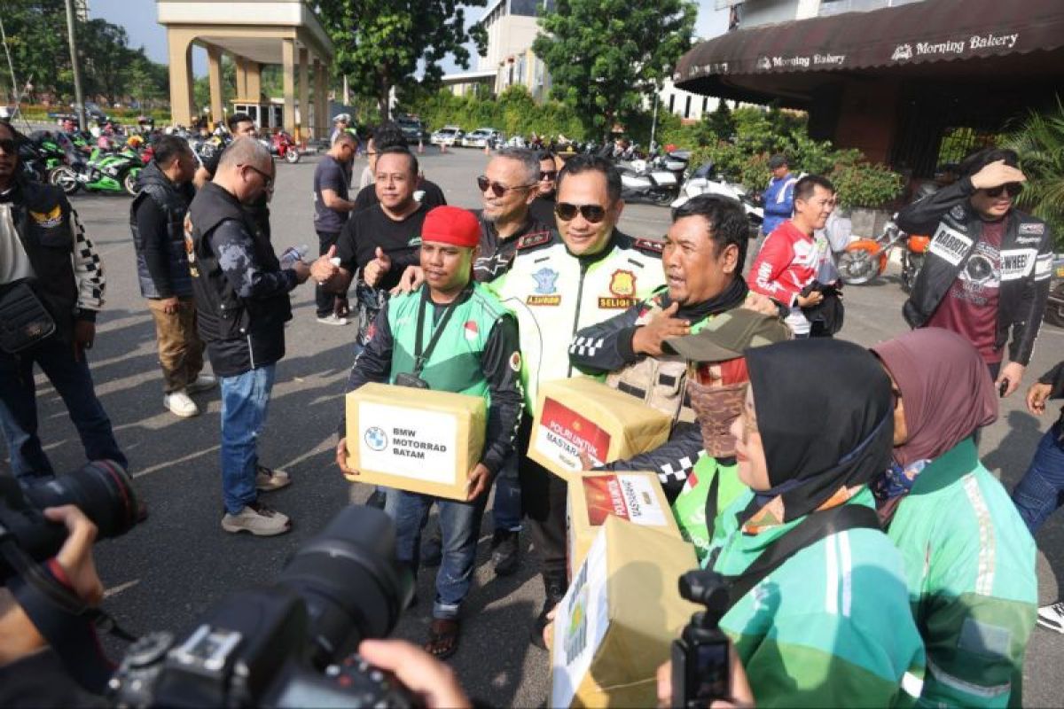 Polda Kepri gandeng komunitas Moge salurkan bansos untuk ojol