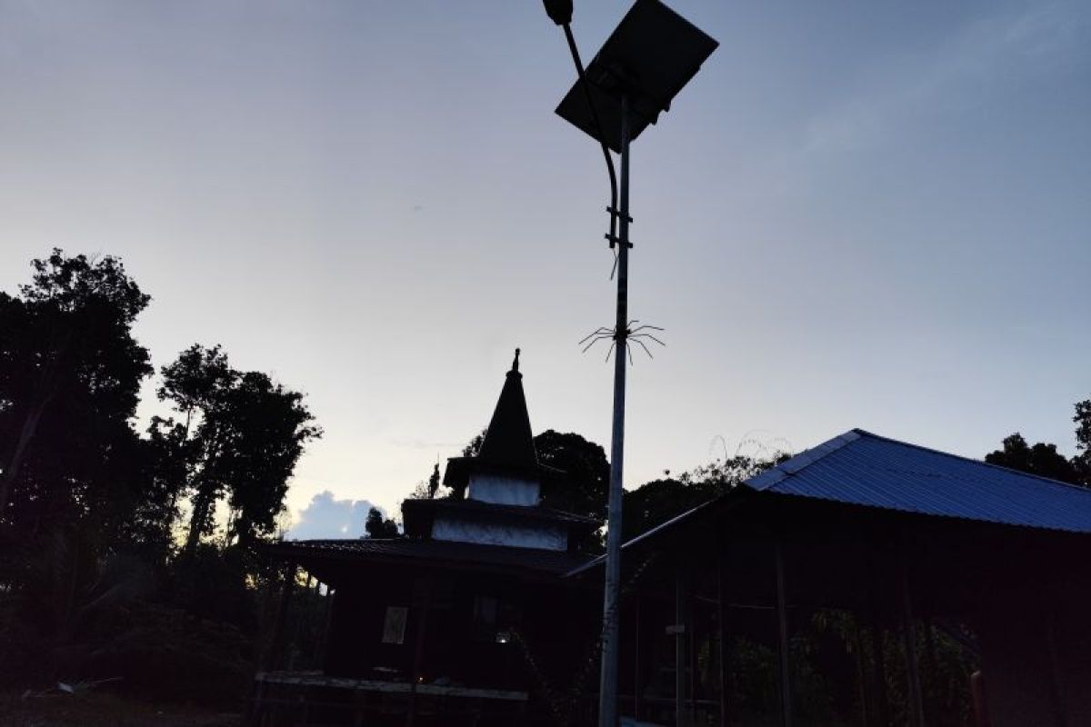 Tak semua penerang masjid mimbar keramat Tamiang Kotabaru berfungsi