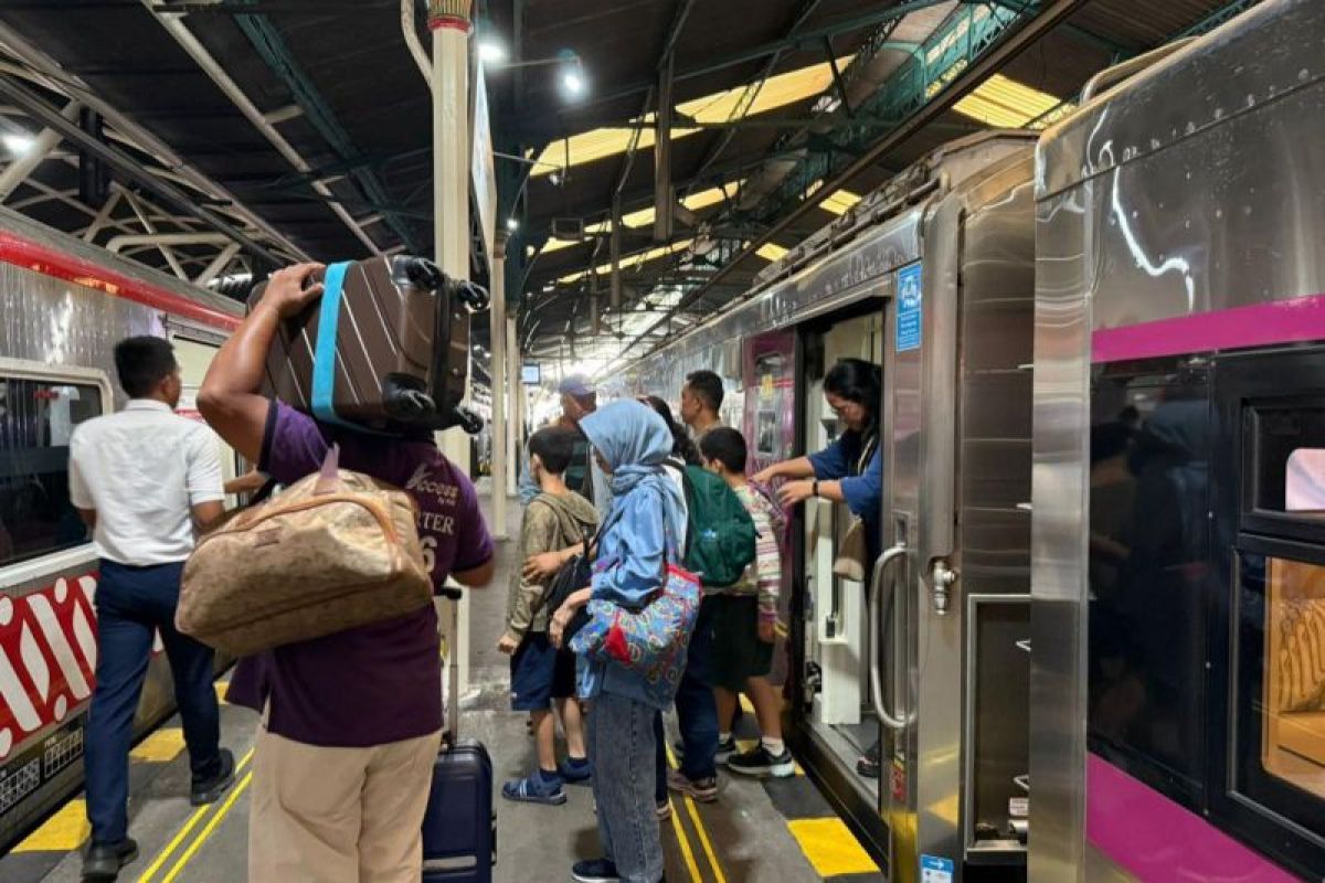 Sebanyak 64 ribu pelanggan KA Jarak Jauh naik dan turun di Daop 6