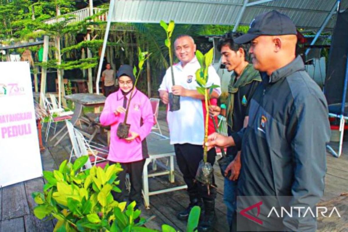 Polresta tanam mangrove di Teluk Ambon jaga ekosistem pantai