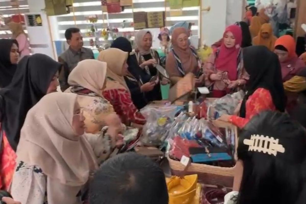 DWP Polnep se-Indonesia kunjungi UMKM Center Dekranasda Kota Pontianak