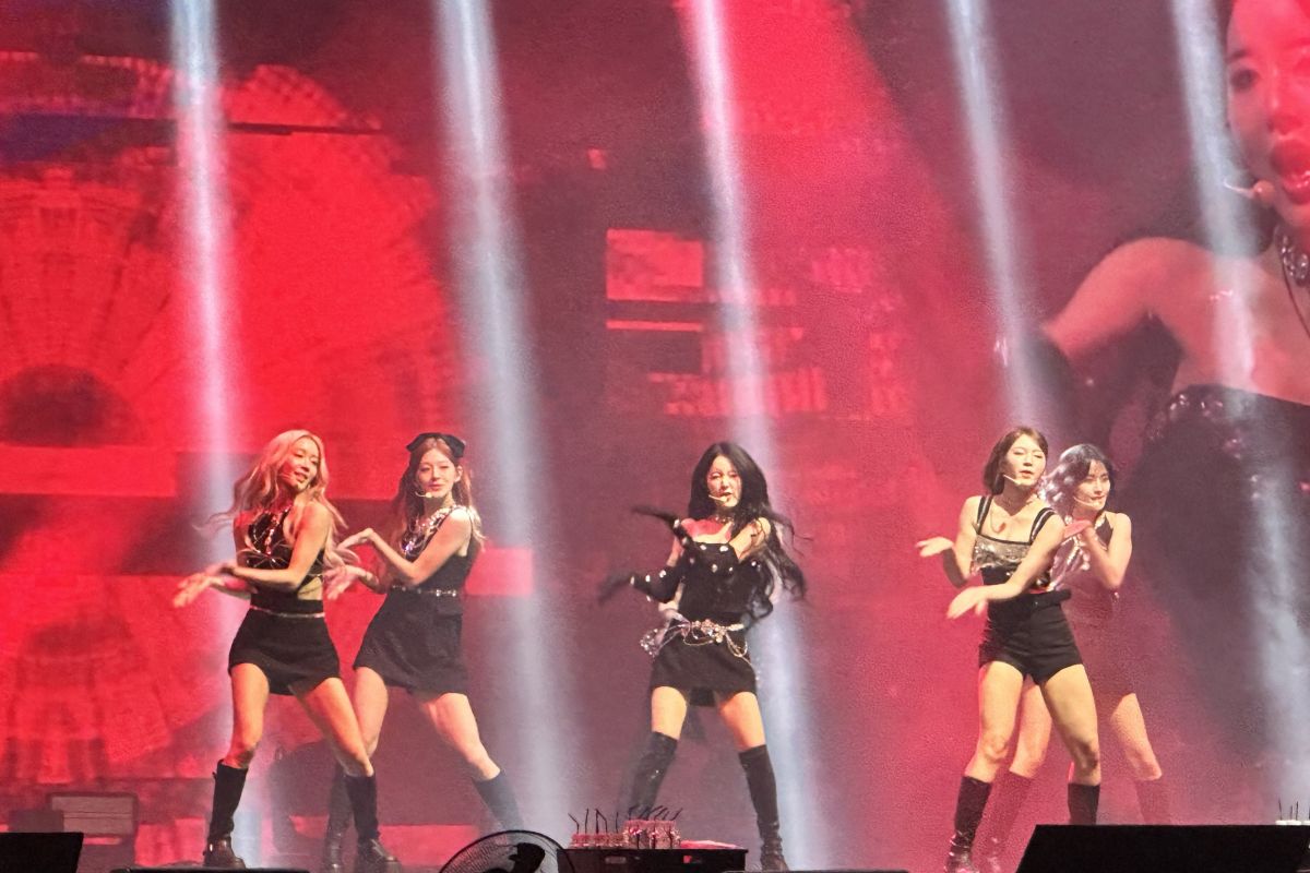 STAYC buka konser di Jakarta dengan "BEBE"