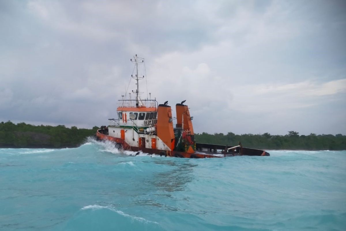 One dead, seven rescued after Sulawesi tugboat incident