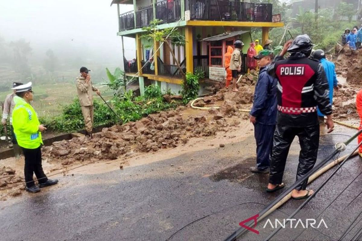 Tanah longsor, arus lalin dialihkan hindari longsor di Cilawu Garut