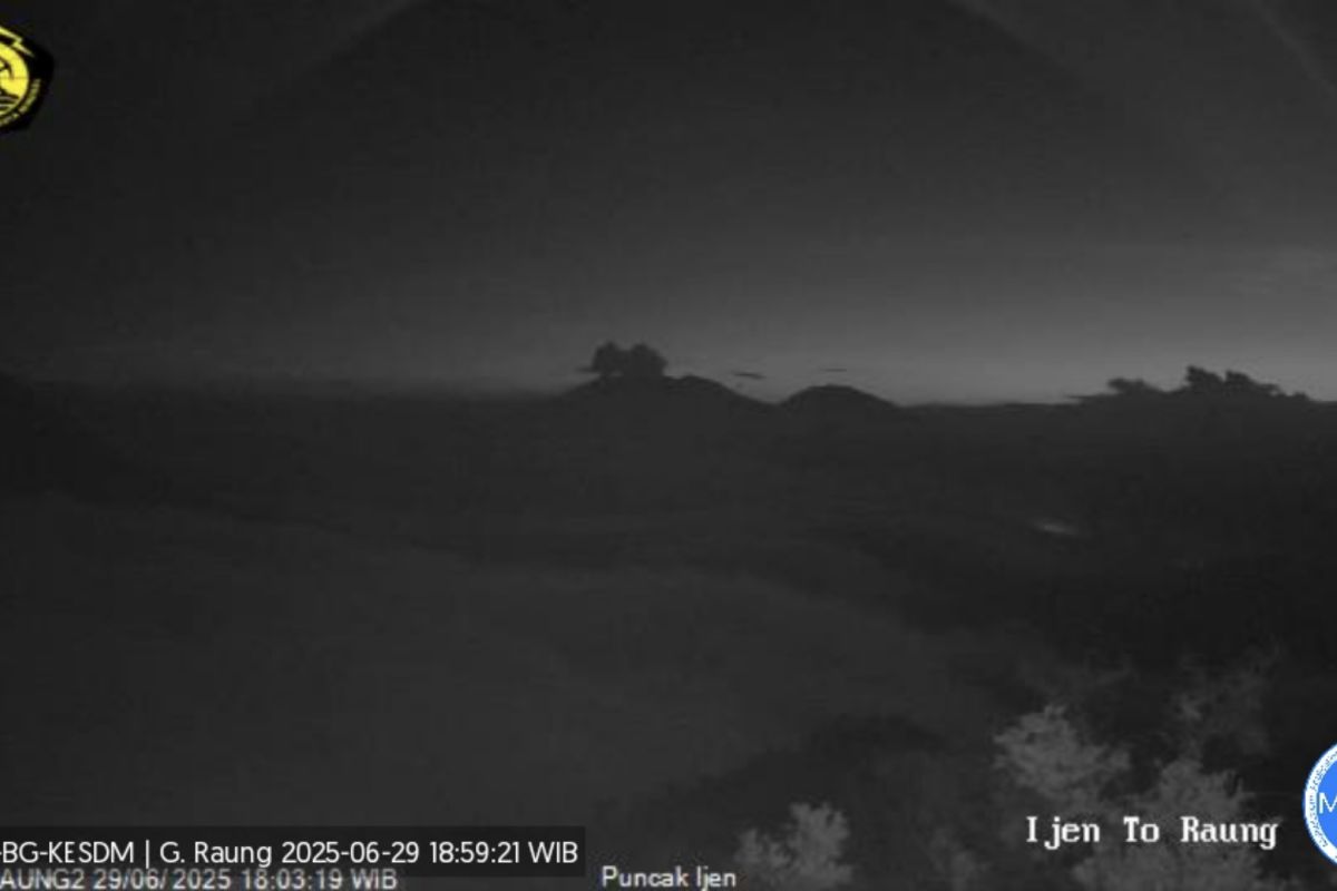 Gunung Raung kembali erupsi malam ini