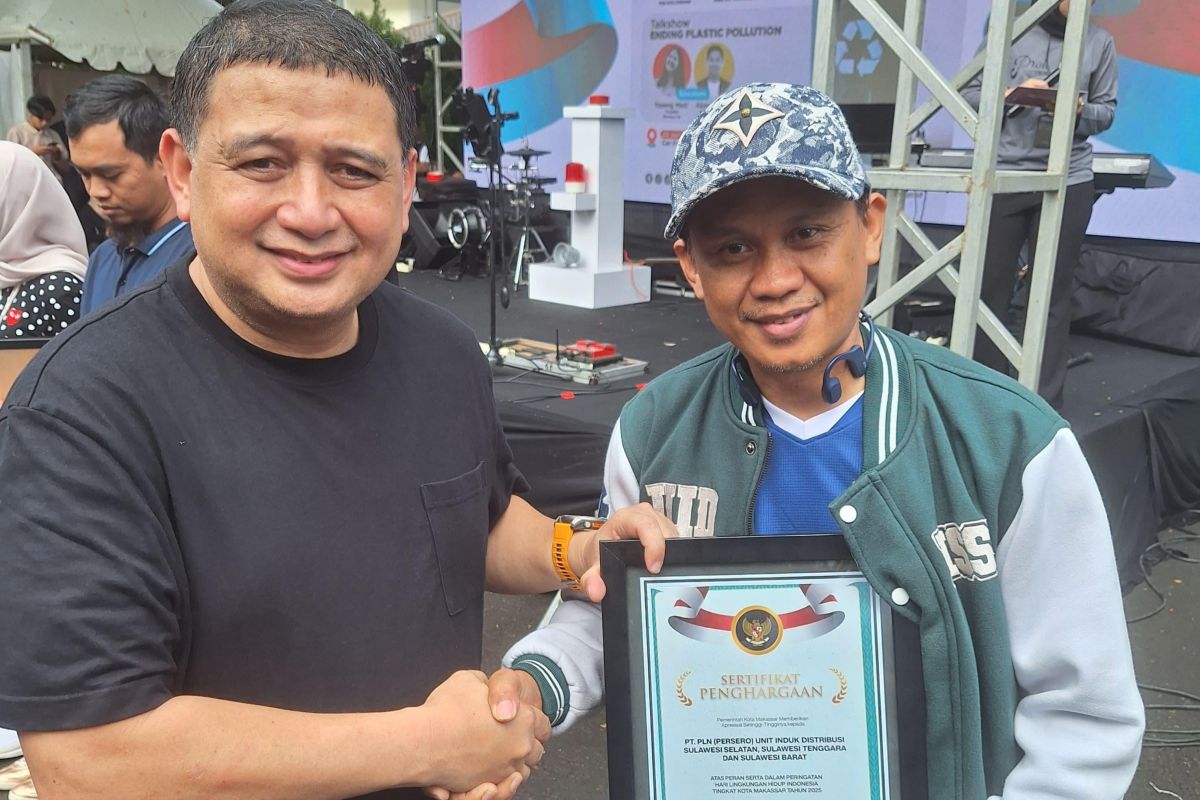 PLN Sulselrabar terima penghargaan dari Wali Kota Makassar peringati HLHI
