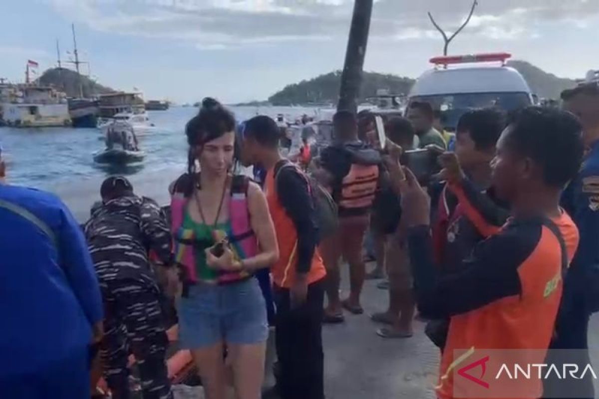 Tim tanggap darurat mengevakuasi sejumlah korban kecelakaan kapal di TNK