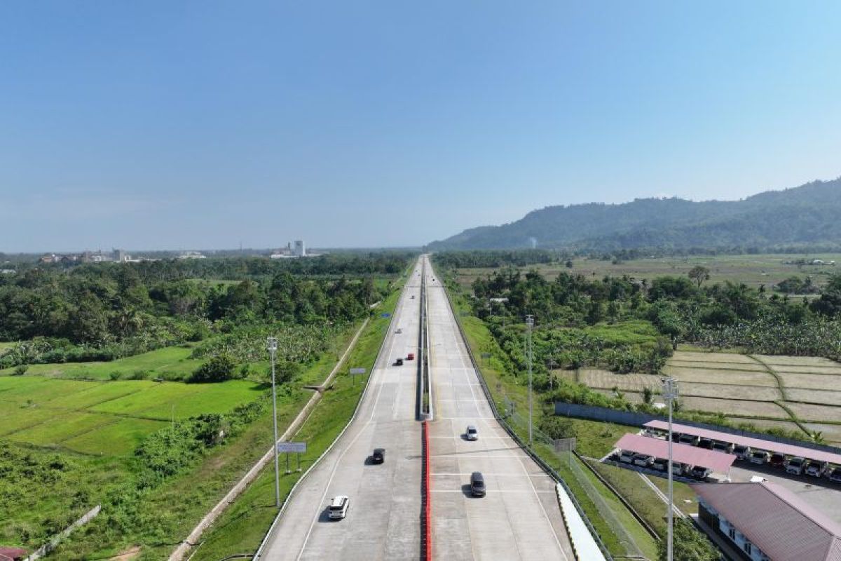 Bus alami kecelakaan tunggal di Tol Padang-Sicincin