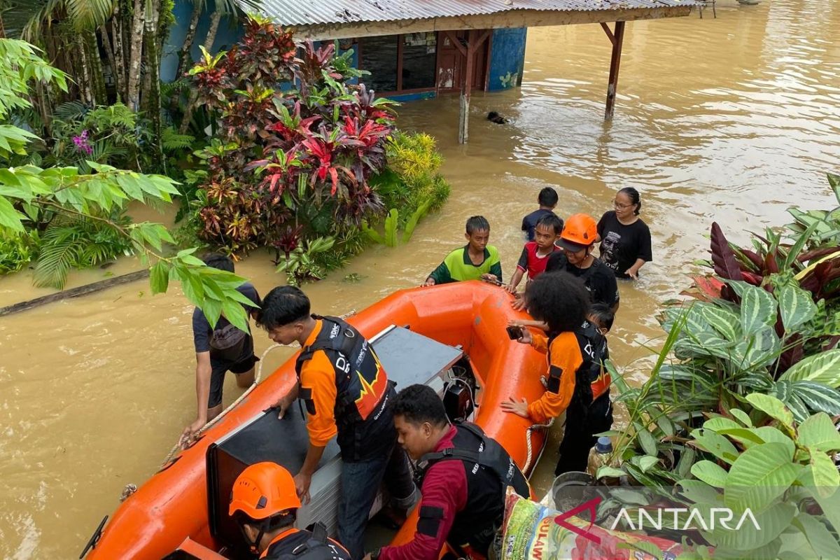 Curah hujan tinggi, enam wilayah di Kendari dilanda banjir dan longsor