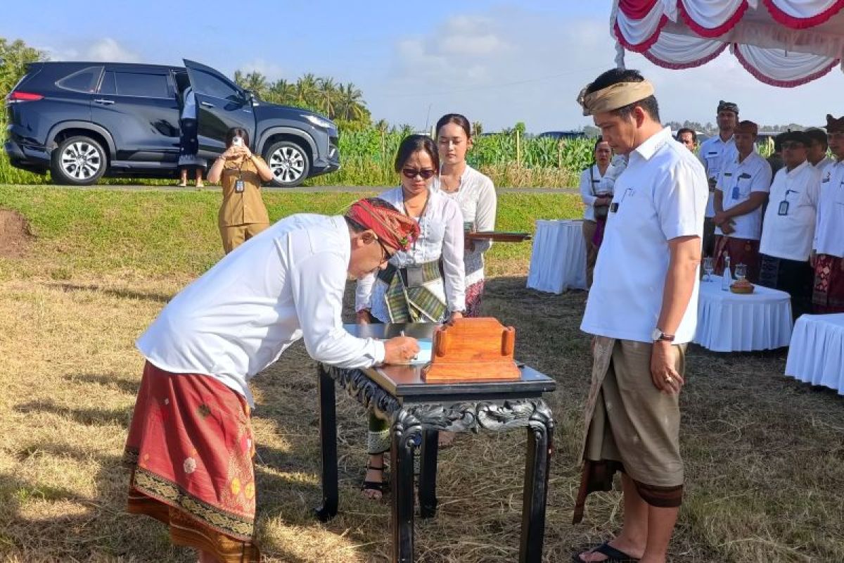 Bupati Jembrana melantik pejabat baru di sawah