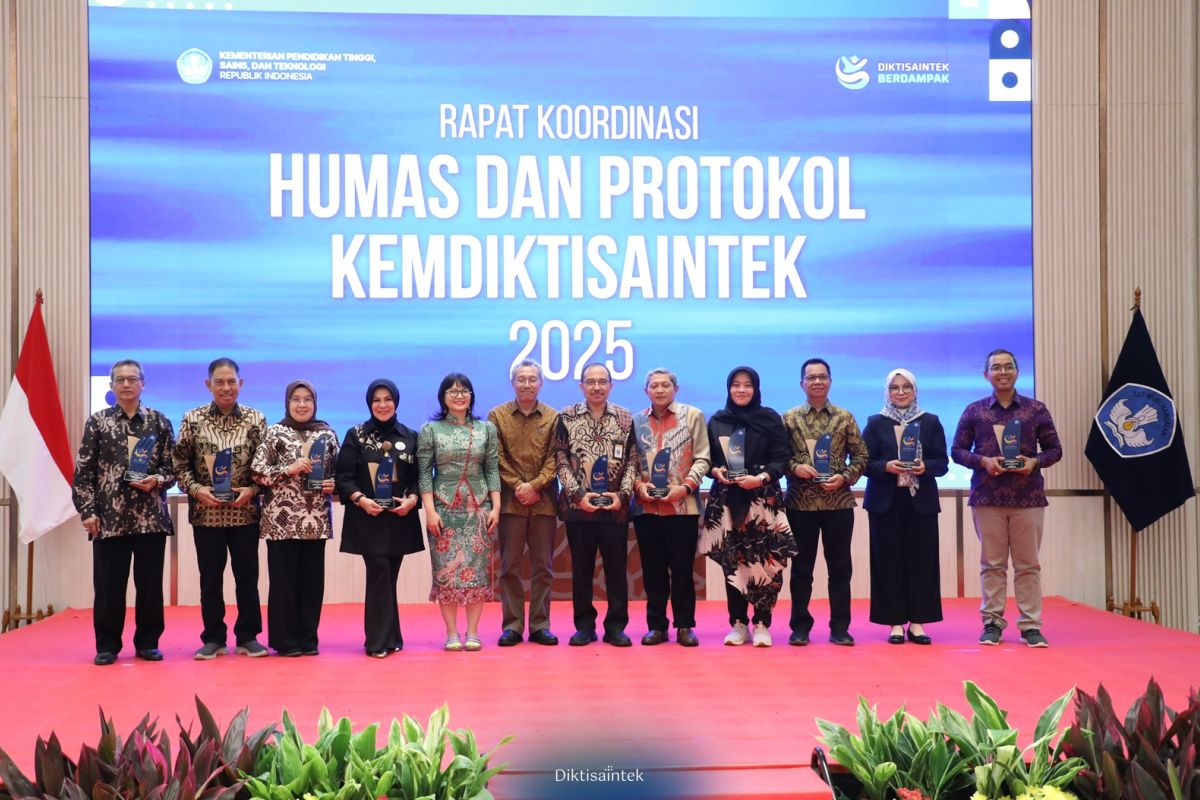 LLDIKTI Wilayah X terima penghargaan badan publik informatif dari Mendiktisaintek