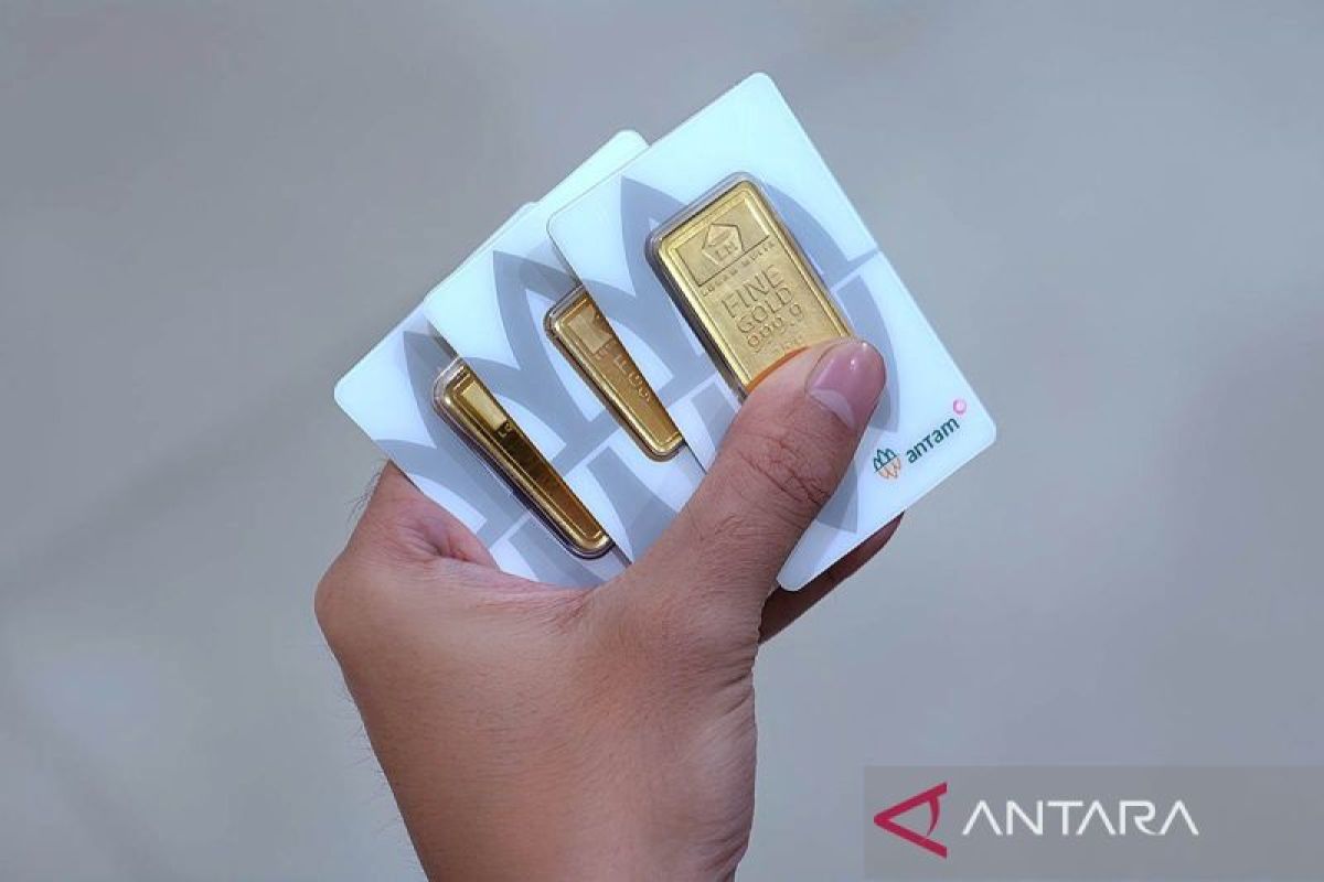 Harga emas Antam hari ini naik Rp16.000 per gram
