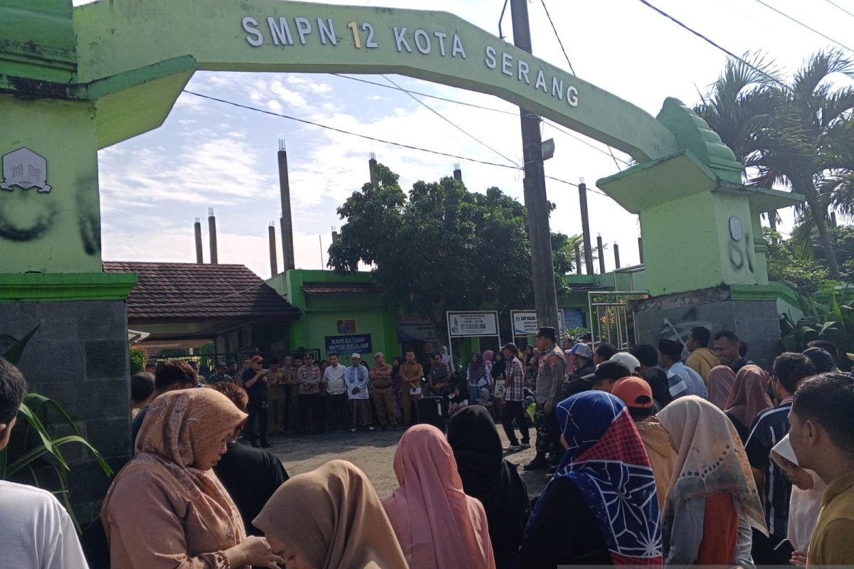 Puluhan wali murid Kota Serang lakukan protes sistem domisili