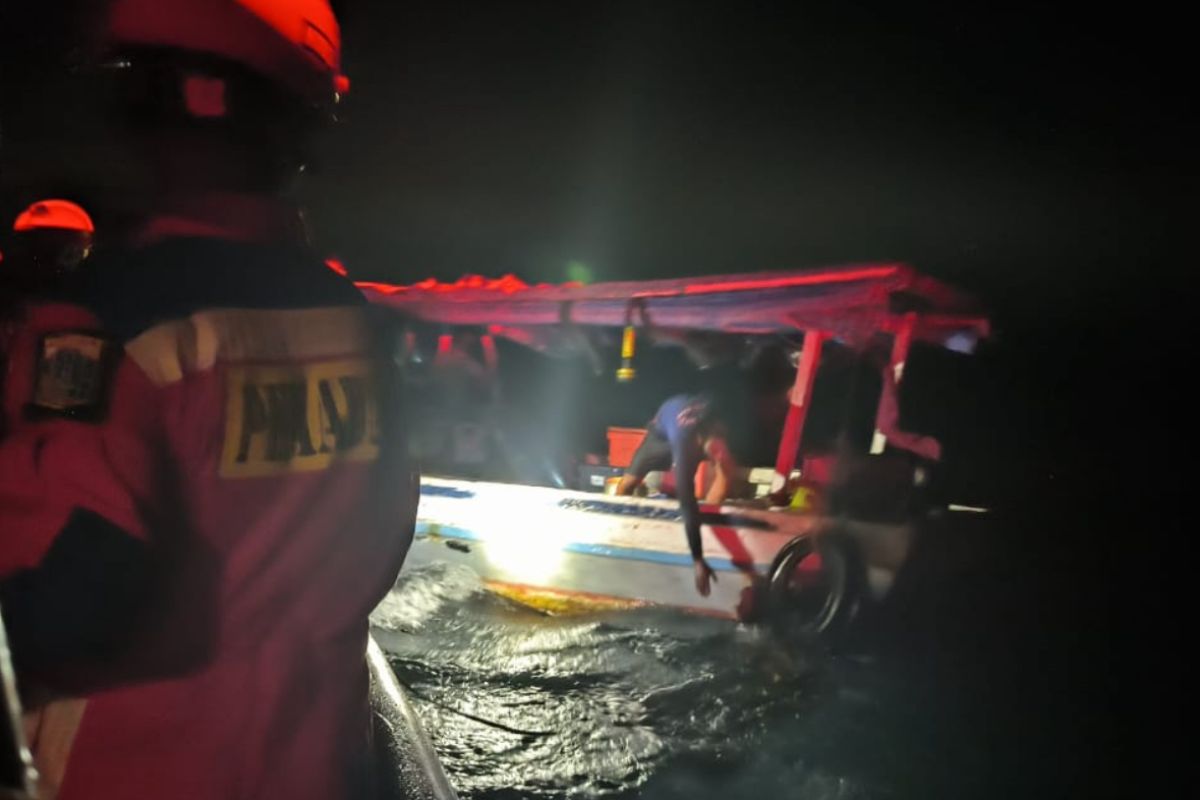 Gulkarmat evakuasi kapal nelayan bocor di perairan Pulau Semak Daun