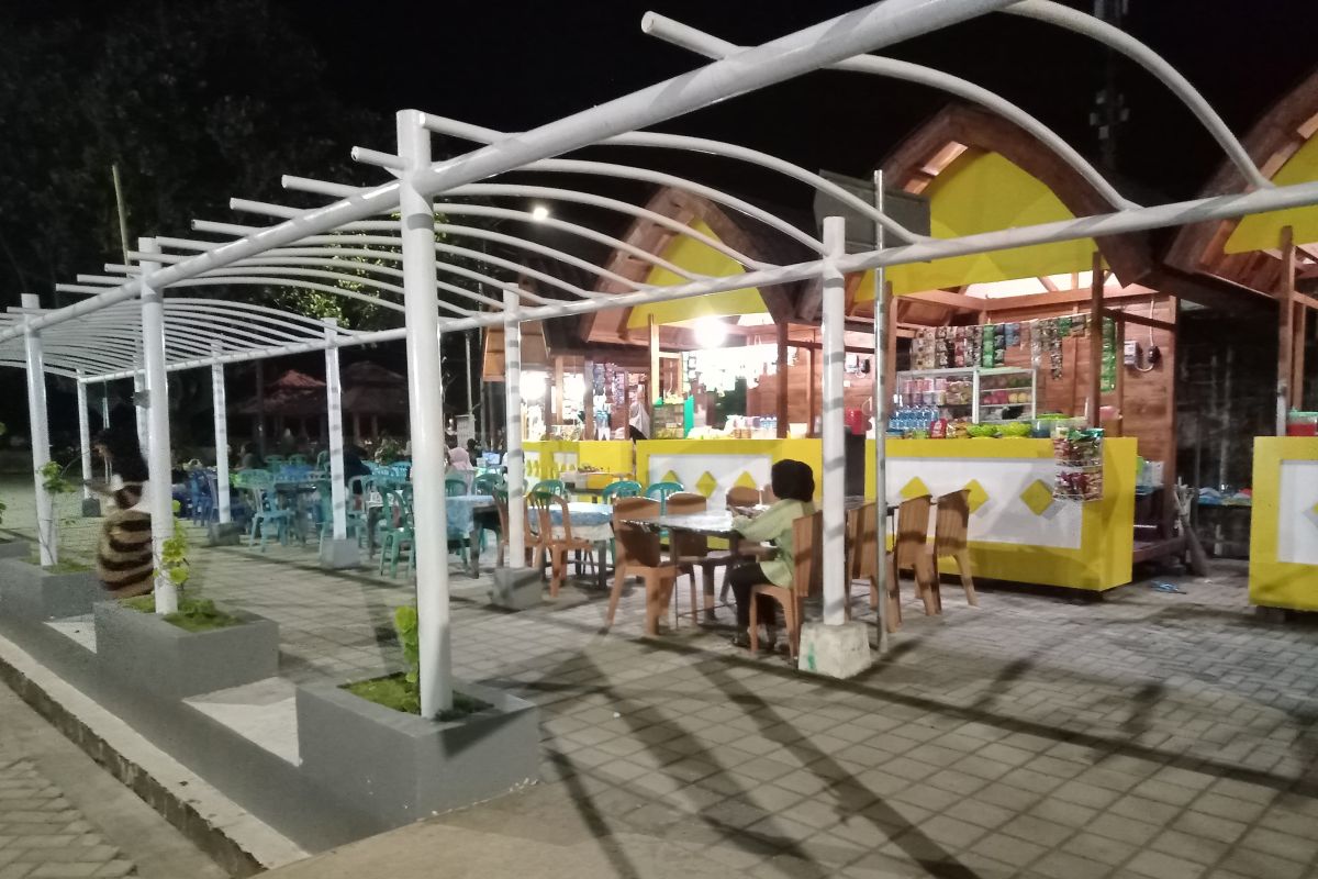 Pengunjung Pantai Ampenan Mataram capai 1.500 orang di akhir pekan