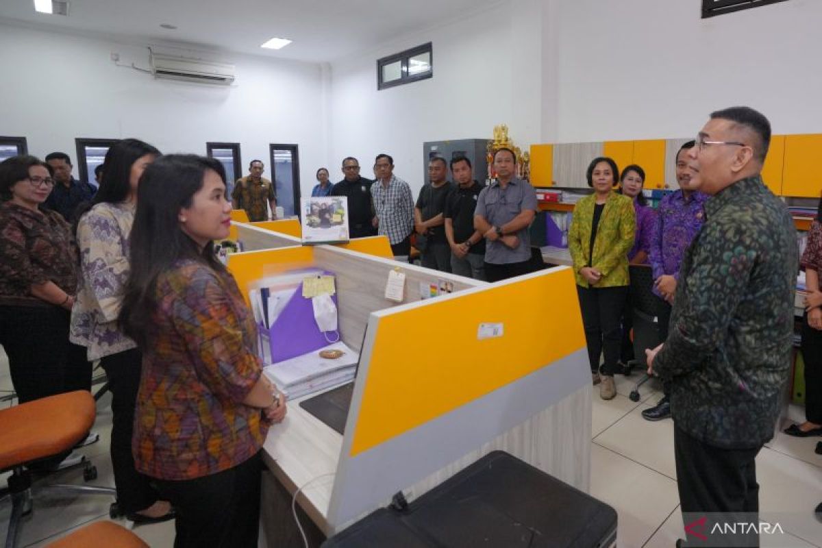 Cek pelayanan, Wamen ATR Ossy sidak ke Kantah Kota Denpasar