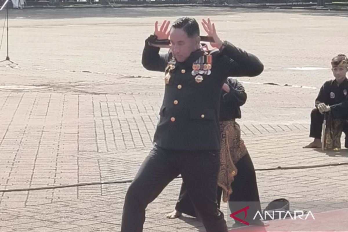 Kapolda Banten atraksi debus dan bernyanyi di Hari Bhayangkara ke-79
