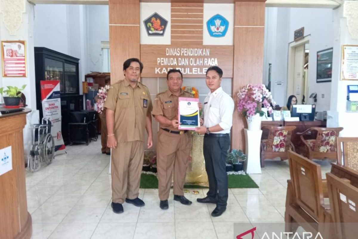Akademisi Undiksha serahkan media disleksia ke Disdikpora Buleleng