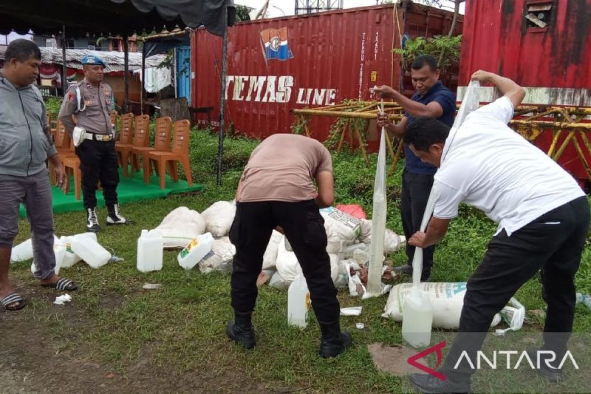 Polresta Ambon musnahkan 5.000 liter minuman keras tradisional sitaan