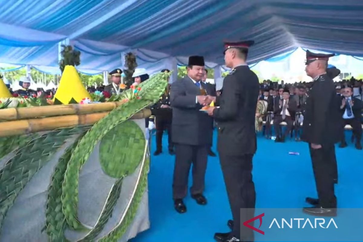 Prabowo berikan nasi tumpeng kepada tiga anggota Polri berprestasi