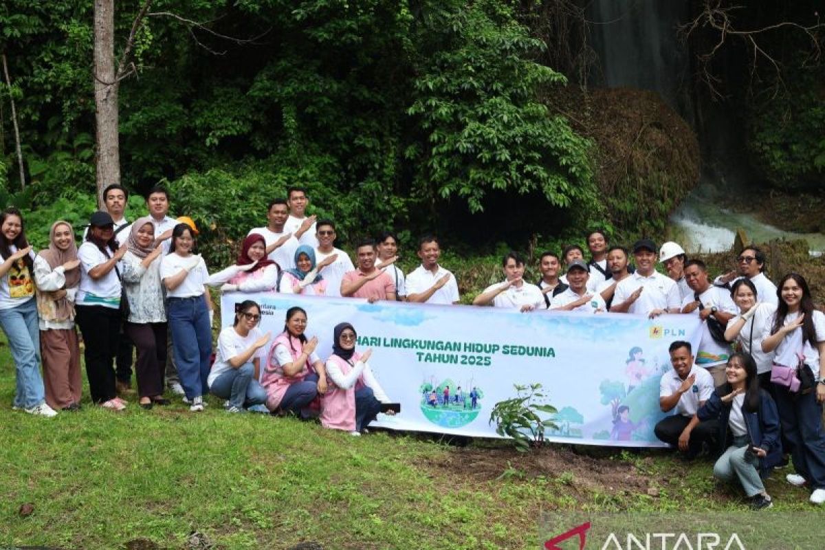 Srikandi PLN UP3 Luwuk tanam pohon di lokasi wisata peduli lingkungan