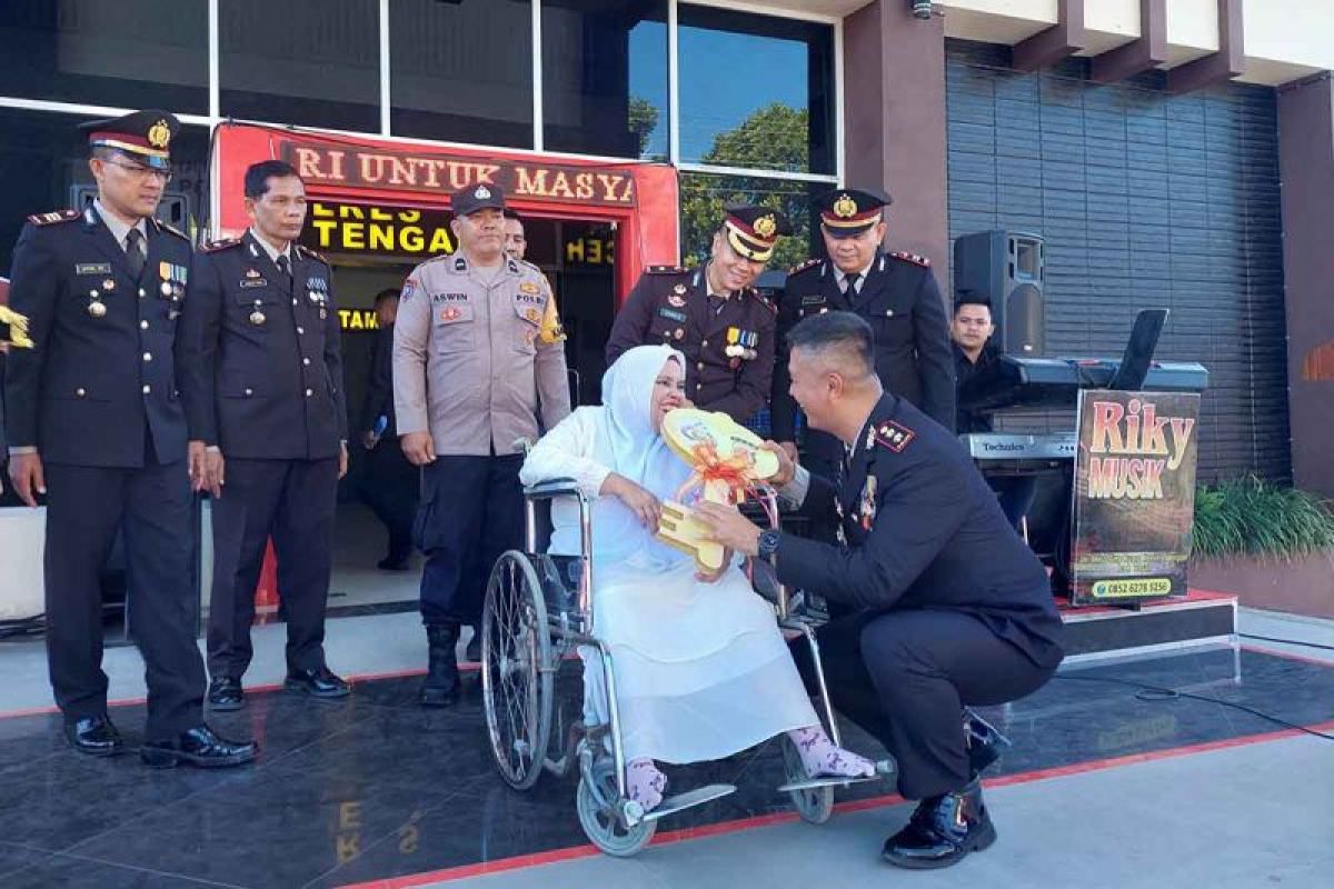 Wanita penyandang disabilitas dapat bantuan rumah di Hari Bhayangkara