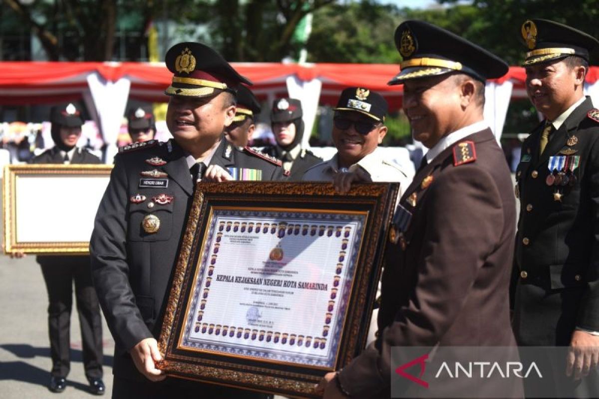 Kajari Samarinda terima penghargaan dari Polres berkat sinergi penanganan perkara