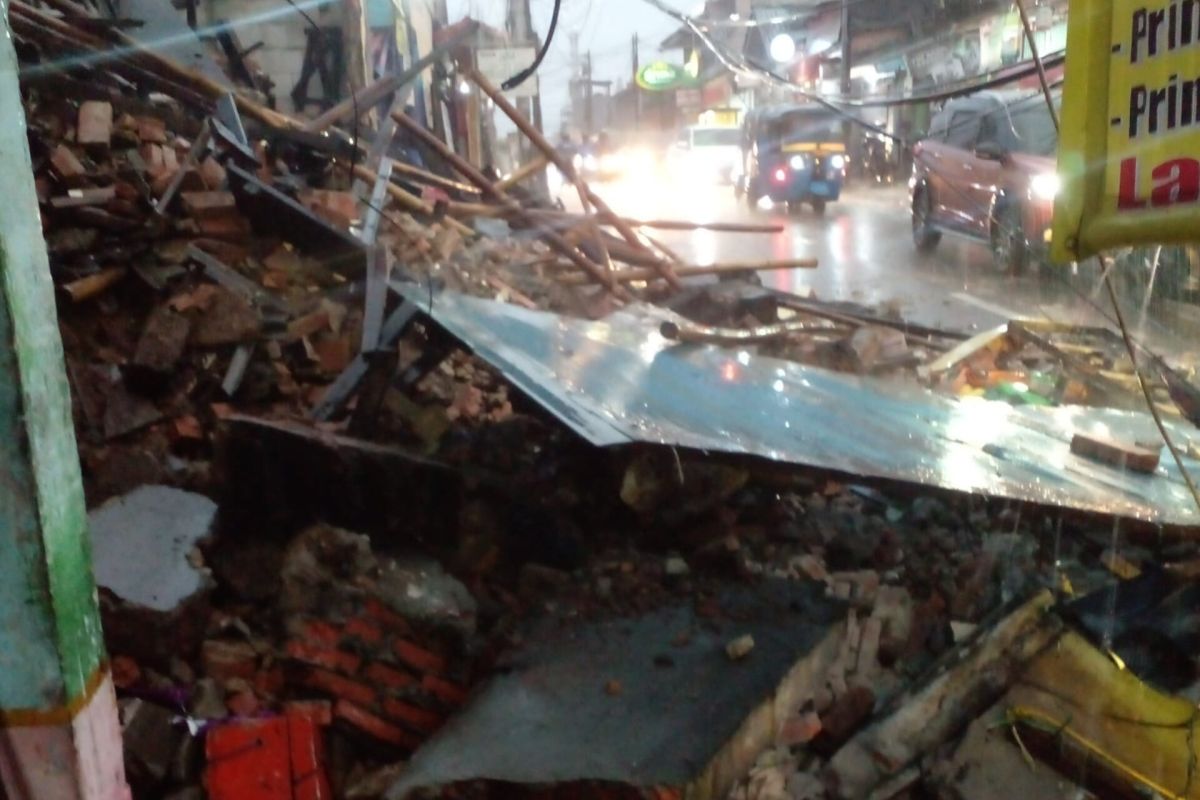Bangunan bekas pabrik roti ambruk di Tebet akibat hujan lebat